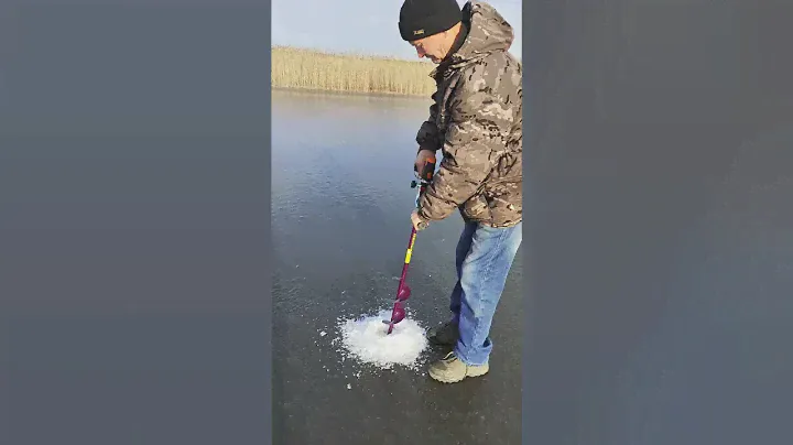 Шуруповёрт Deko (42Нм) + шнек Nero 130 мм. Лёд толщиной 10-15 сантиметров.